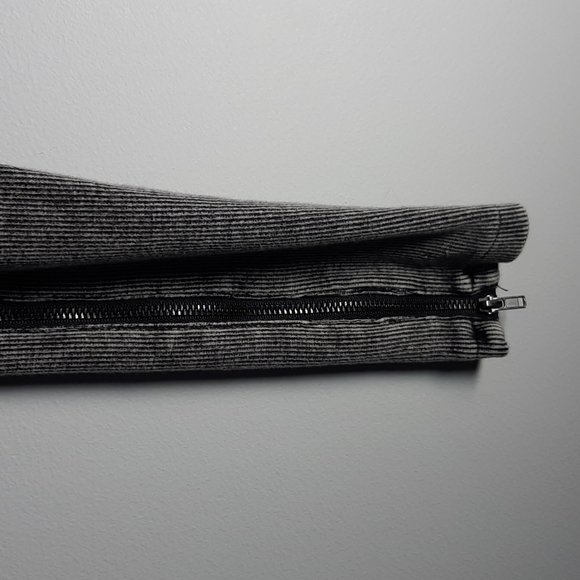 Large gray and black H & M top. - Picture 7 of 8